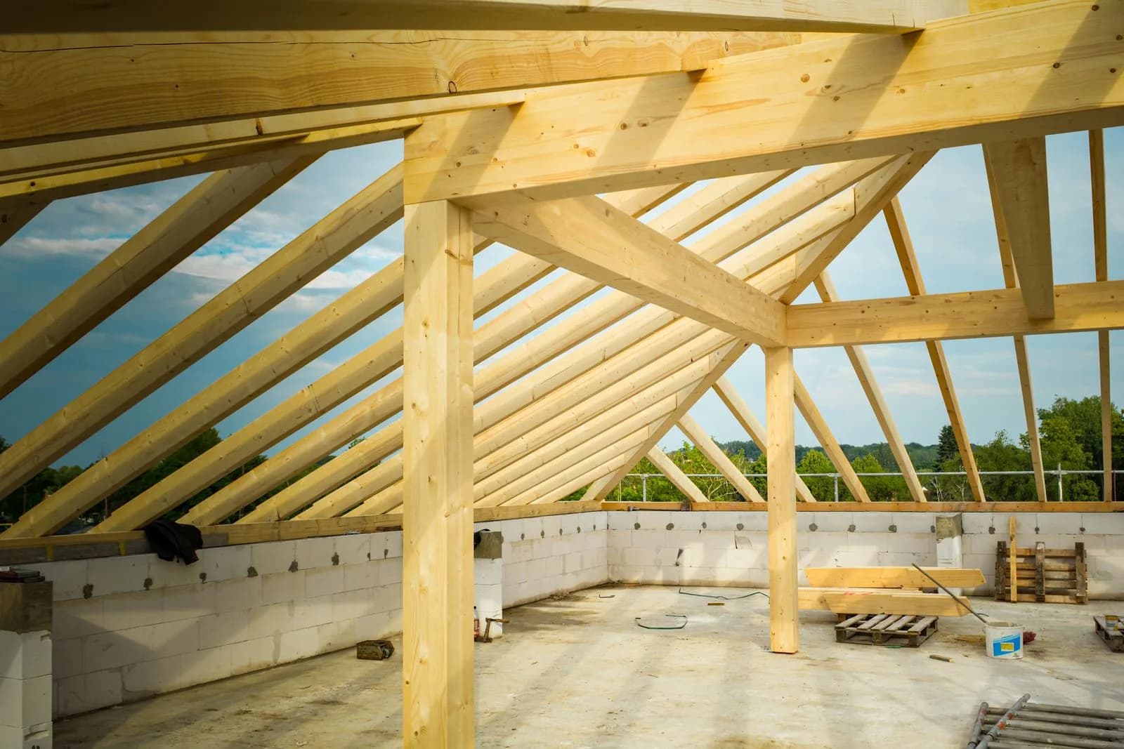 木造住宅の屋根の骨組みが組まれた建設中の現場