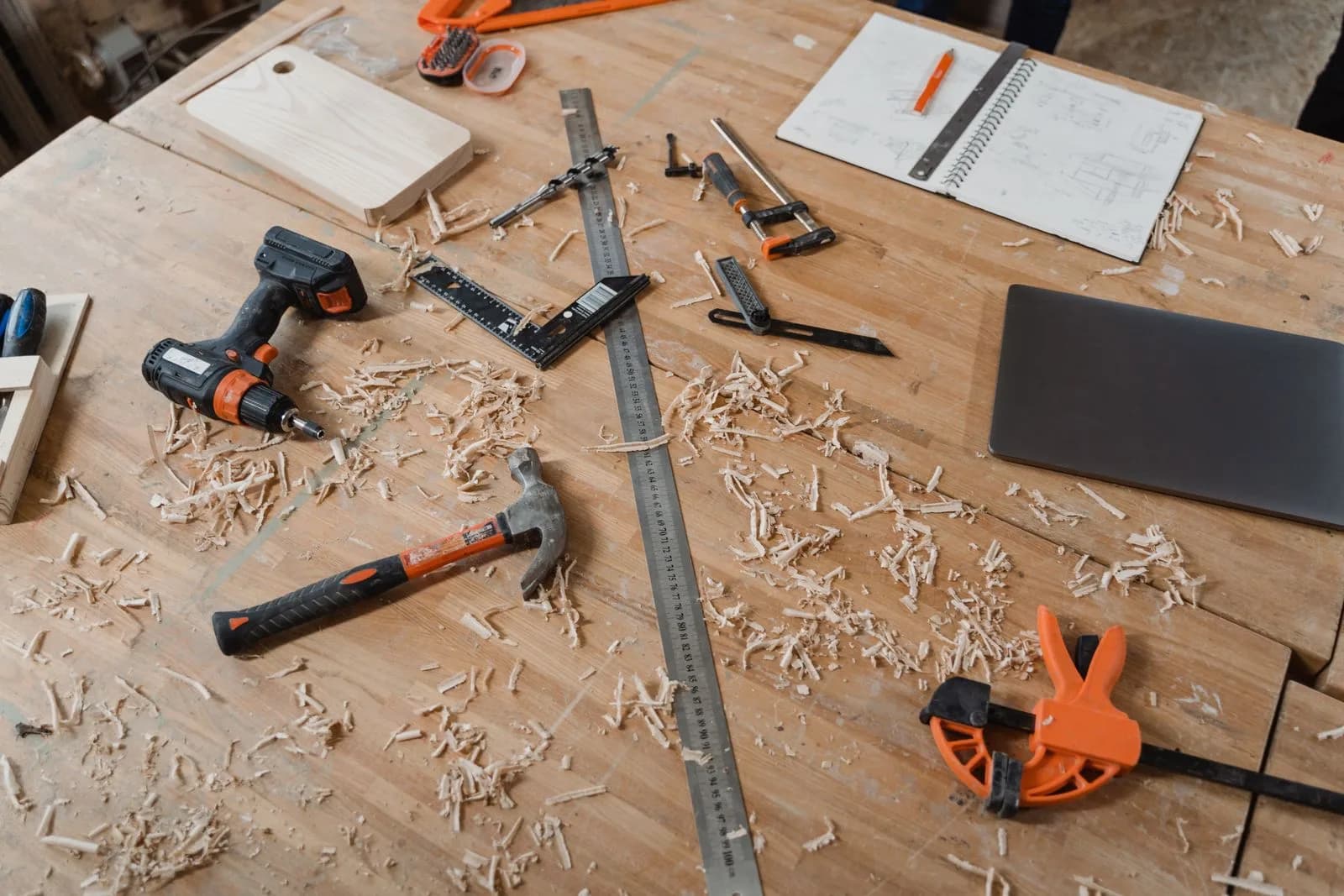 木くずが散らばる作業台の上の大工道具
