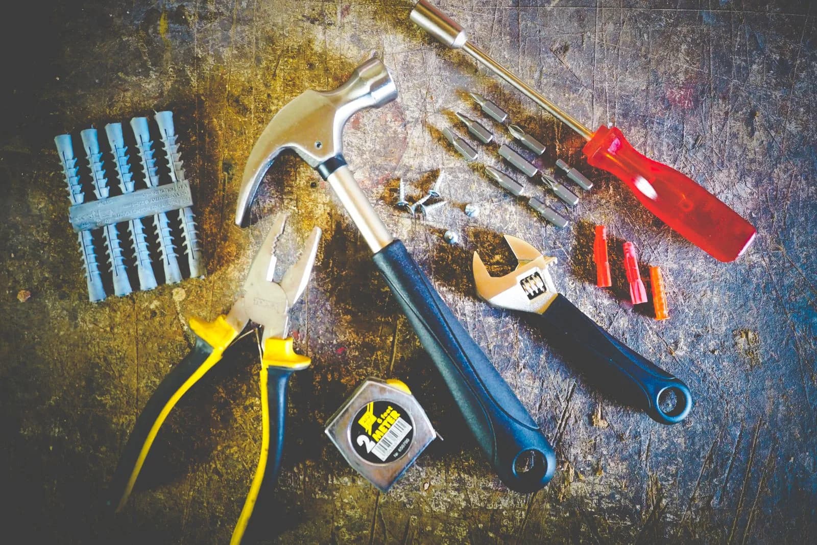 作業台に並んだ建設用の工具