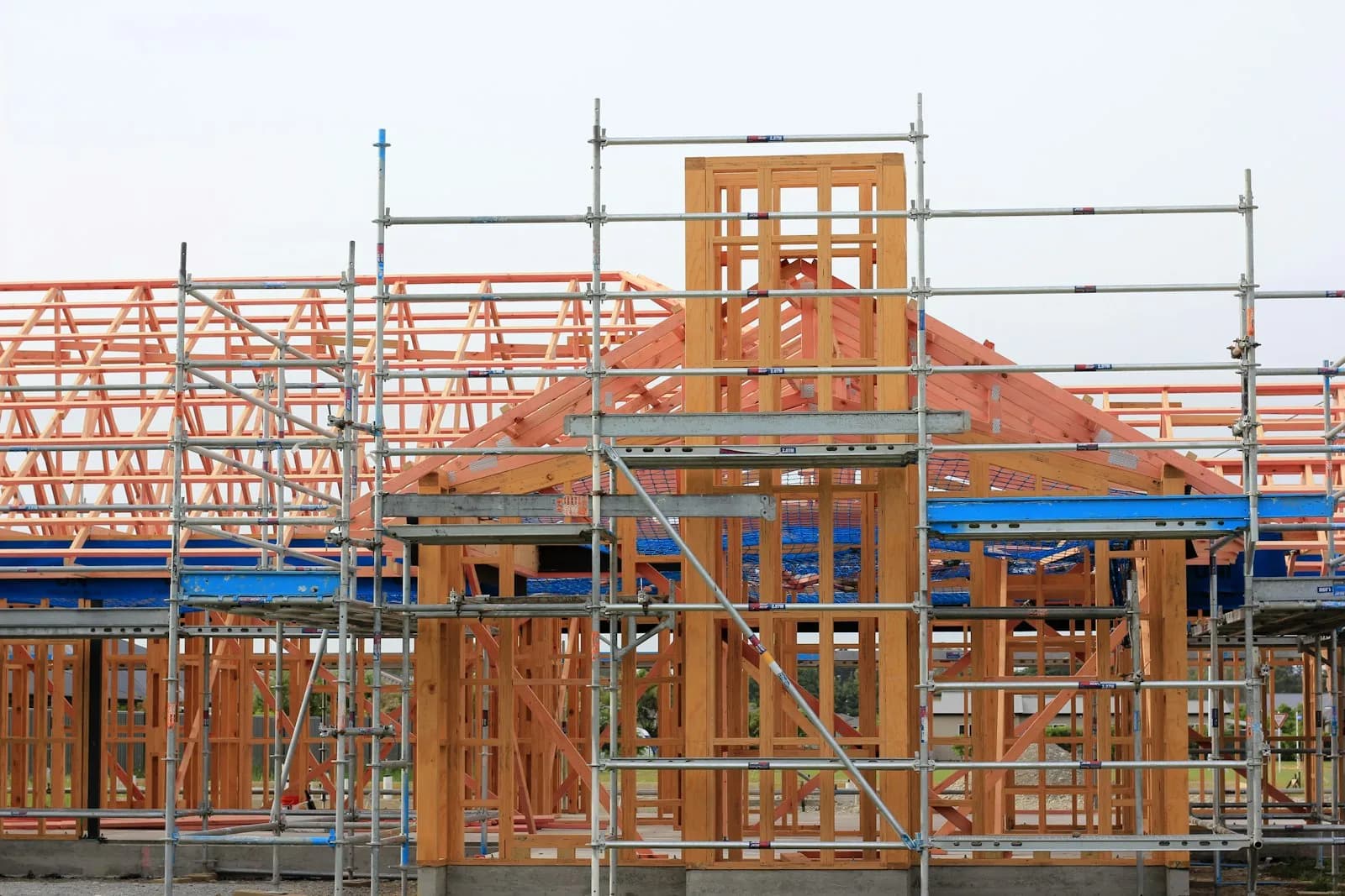 足場が組まれた建設中の木造住宅