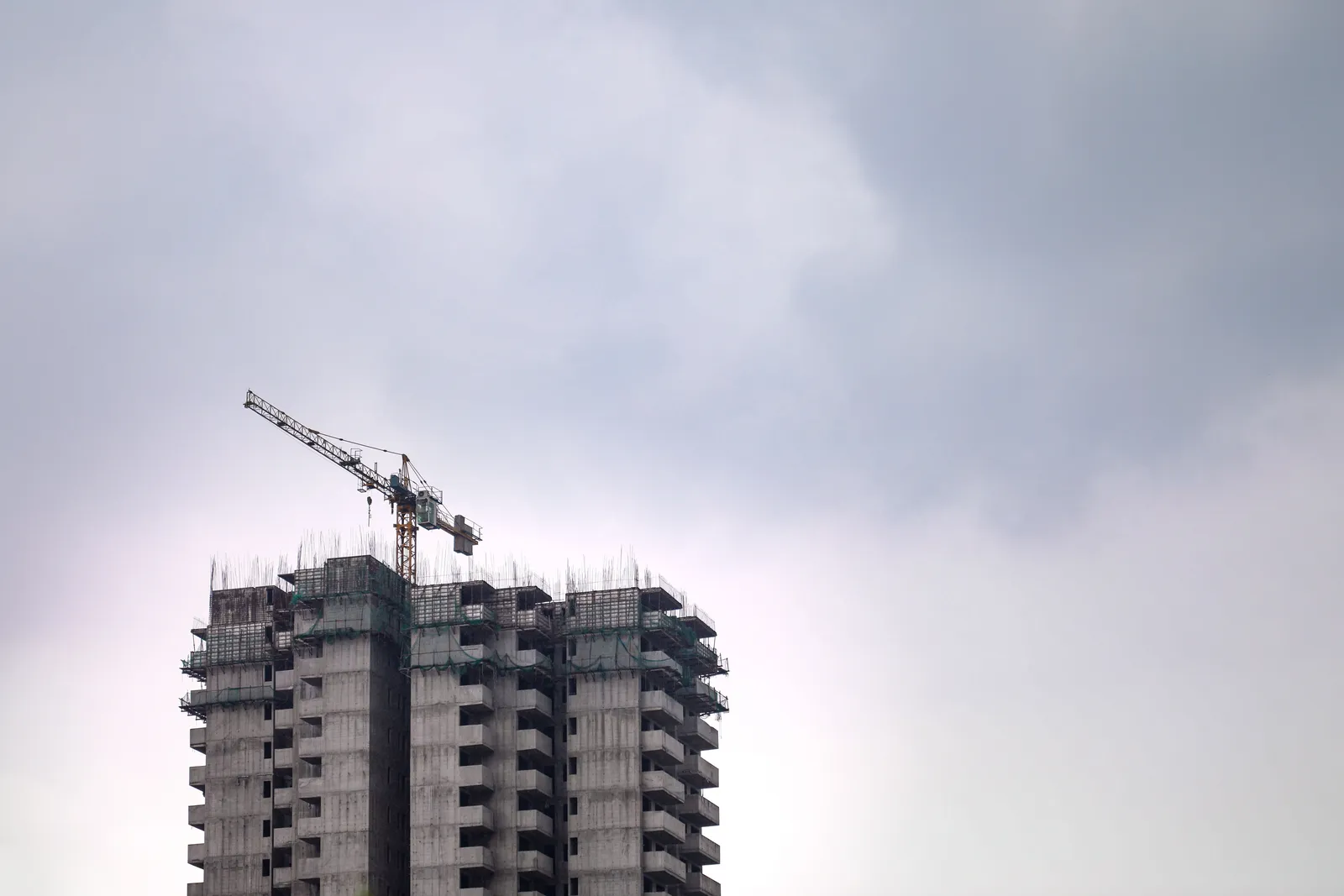 タワークレーンが稼働する建設中の高層ビルの外観